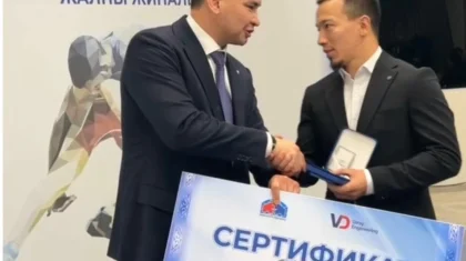 Әлем чемпионы атанған Айдос Сұлтанғалиға федерация пәтер кілтін табыстады