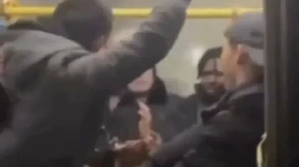 Автобустағы жанжал: Алматыда бір топ жігіт шетелдіктерге шабуыл жасады (ВИДЕО)