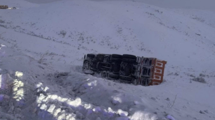 Шығыс Қазақстанда жүк көлігі аударылып кетті