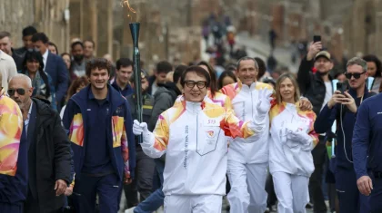 Джеки Чан қысқы Олимпиада ойындарының алауын алып өтті