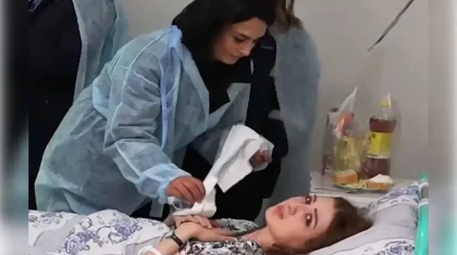 Ақтаудағы ұшақ апатынан тірі қалған бортсерік 1 жылдан кейін жұмысына қайта оралды (ВИДЕО)