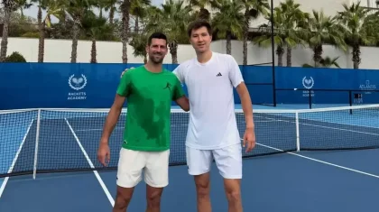 Бейбіт Жұқаев аңыз теннисші Новак Джоковичпен бірге жаттығып жүр (ФОТО)