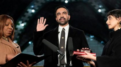 Нью-Йорктің алғашқы мұсылман мэрі Құран ұстап, халық алдында ант берді