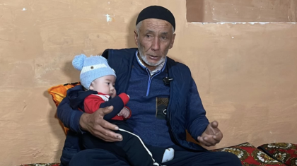 «Мүлде бөлек сезім»: 70 жастағы ақсақал жеті қыздан кейін ұлды болды