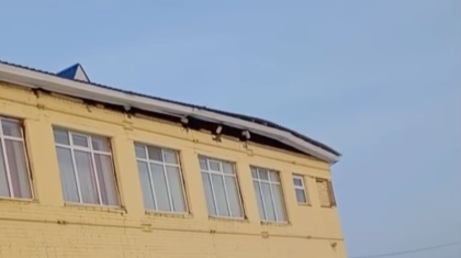 Ақтөбеде қатты жел кезінде мектептің шатыры ұшып кетті (ВИДЕО)