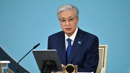 «Бірлігі бекем ұлт екенімізді көрсетеді»: Президент көк тудың үйлерде, көліктерде ілінуі туралы