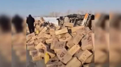 Шығыс Қазақстанда жүк көлігі аударылып қалды (ВИДЕО)