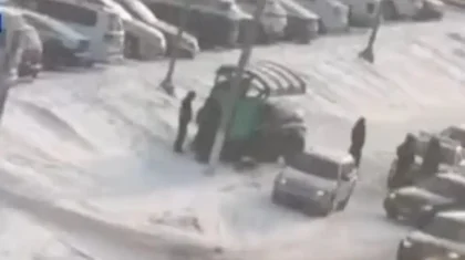 Қарағандыда жеңіл көлік аялдамада тұрған әйелді қағып кетті (ВИДЕО)