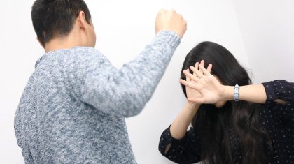 Қосшыда ер адам 5 балалы әйелі мен 2 жасар қызын соққыға жыққан