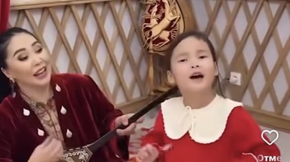 «Анасынан асып түсейін деп тұр»: Қыдырәлі мен Қарақаттың қызы елді тәнті етті (ВИДЕО)