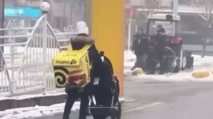 Әйел баласын арбаға отырғызып, курьер болып нәпақа тауып жүр