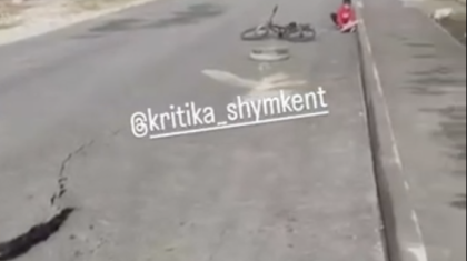 Шымкентте жаңа асфальт опырылып түсті: кәріз қазбасынан кейін құбырлар үзіліп, тұрғындар сусыз қалды