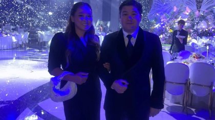 «Cүйемін!»: Тұрсынбек Қабатовтың тоқалы алғаш рет бірге түскен фотосын жүктеді (ФОТО)