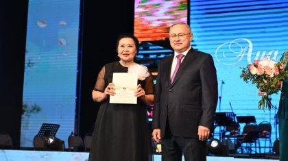 Бейбіт Исабаев әйелдерді 8 Наурыз мерекесімен құттықтап, мемлекеттік наградалар тапсырды