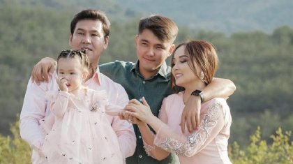 «Біз тоқтаған үйдің артына ракета түсті»: Жанболат пен Жазираның ұлы шетелге сапарын айтып берді