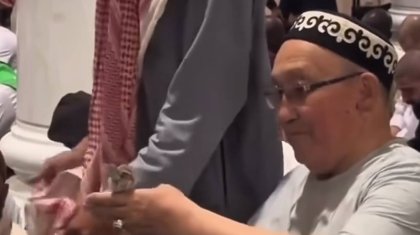 Меккеде қарияның алақанына қонған құс жұртты толқытты