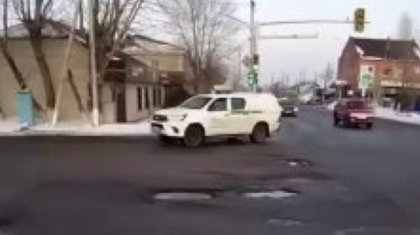 Көкшетауда көктем келсе, жөнделген жол қармен бірге еріп кетеді