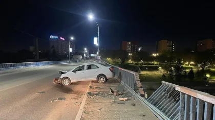 Семейде жеңіл көліктің дөңгелегі жарылып, көпірге соғылды (ВИДЕО)