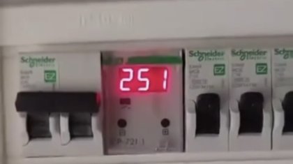 “Тоқтың кернеуі 250-ге дейін секіреді”: Қарағандылықтар жарықтан емес, техникасының жанып кетуінен қорқып отыр