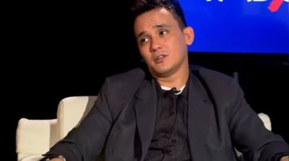 «Әкем өлгенде өмірімізге қауіп төнді»: Әли Оқапов неге тегін 3 рет ауыстырғанын айтты (ВИДЕО)