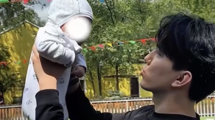 «Менен озып кетсін»: Димаш Құдайберген кішкентай сәбиге бата берді (ВИДЕО)
