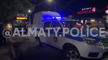 Денсаулығы нашарлаған: Алматыда автобус жүргізушісі жол үстінде мерт болды (ВИДЕО)