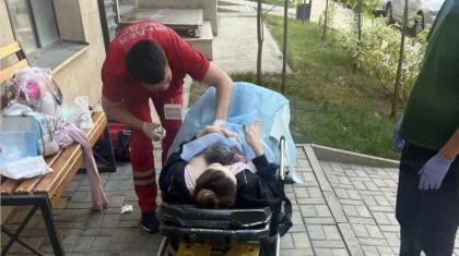 «Жедел жәрдем кіре алмады»: Алматыдағы тұрғын үй кешенінің ауласында әйел босанып қалды