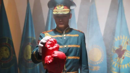 Геннадий Головкин Ұлттық ұлан музейіне бокс қолғабын табыстады (ВИДЕО)