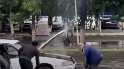 Өскемендегі сұмдық: Су астында қалған көліктен өрт шықты