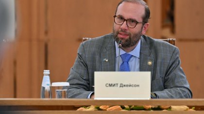 Америкалық делегацияны бастап келген конгрессмен Джейсон Смит АҚШ Президентінің сәлемін жеткізді