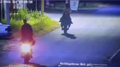 Бірінің үстіне бірі мінгескен: Ақмола облысында мопедке мінген бозбалалар полицияны шошытты (ВИДЕО)