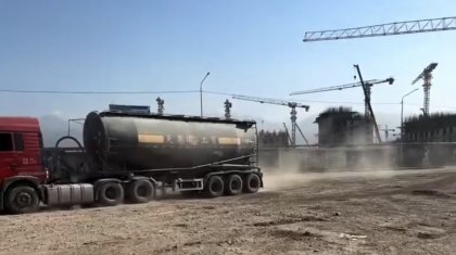 «500 мыңға салынған жолдың есін шығарды»: алматылық тұрғын BI Group-тың ауыр көліктеріне шағымданды