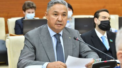 Экс-депутат Азат Перуашевқа «сексуалды қысым жасады» деген айып тағылды