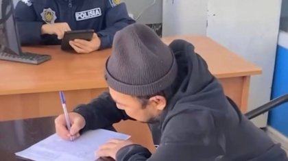 «Эмоцияңа ие бол»: Алматыда автобуста әйелмен жанжалдасқан ер адам қамауға алынды (ВИДЕО)