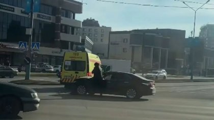 Өскеменде жеңіл көлік пен жедел жәрдем бетпе-бет соқтығысты (ВИДЕО)