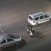 Елордада көлік пен аялдаманың әйнегін шаққан қыз ұсталды