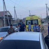 Шымкент тұрғынының үстіне бөрене құлап, опат болды (ВИДЕО)